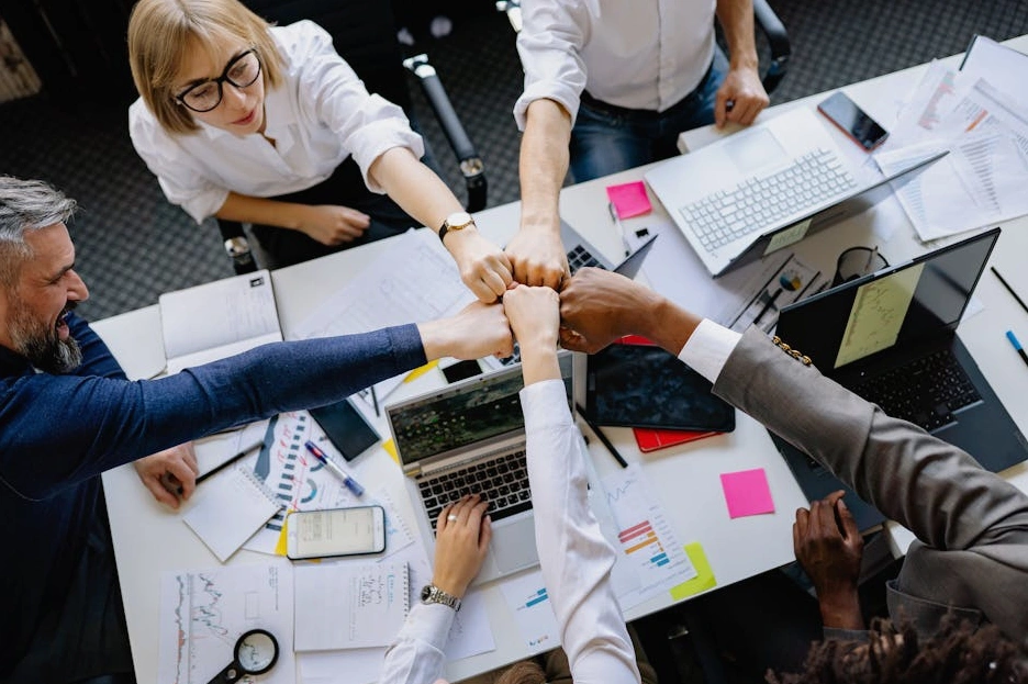 Různorodý tým spolupracuje v moderní zasedací místnosti.